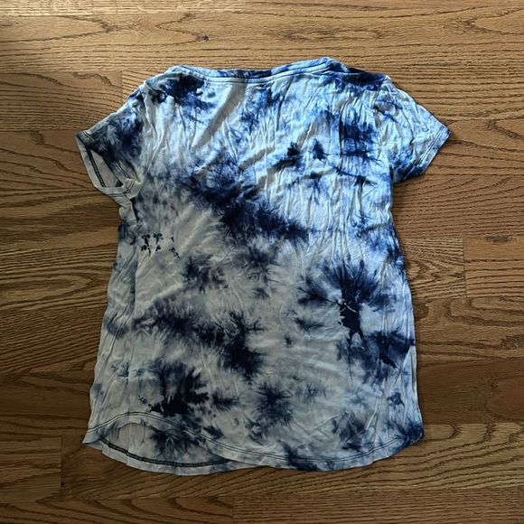 Like new V-neck t-shirt. - Picture 3 of 3